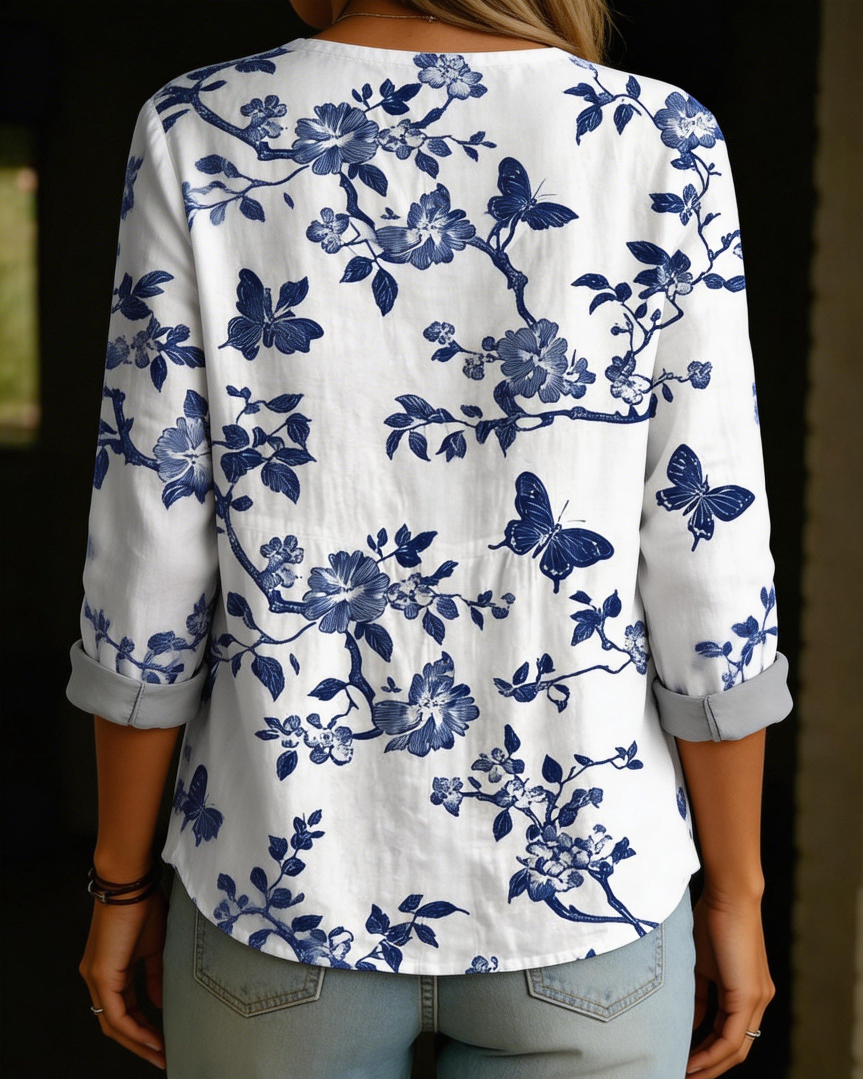 Lekka koszula damska w kwiaty z dekoltem V i guzikami