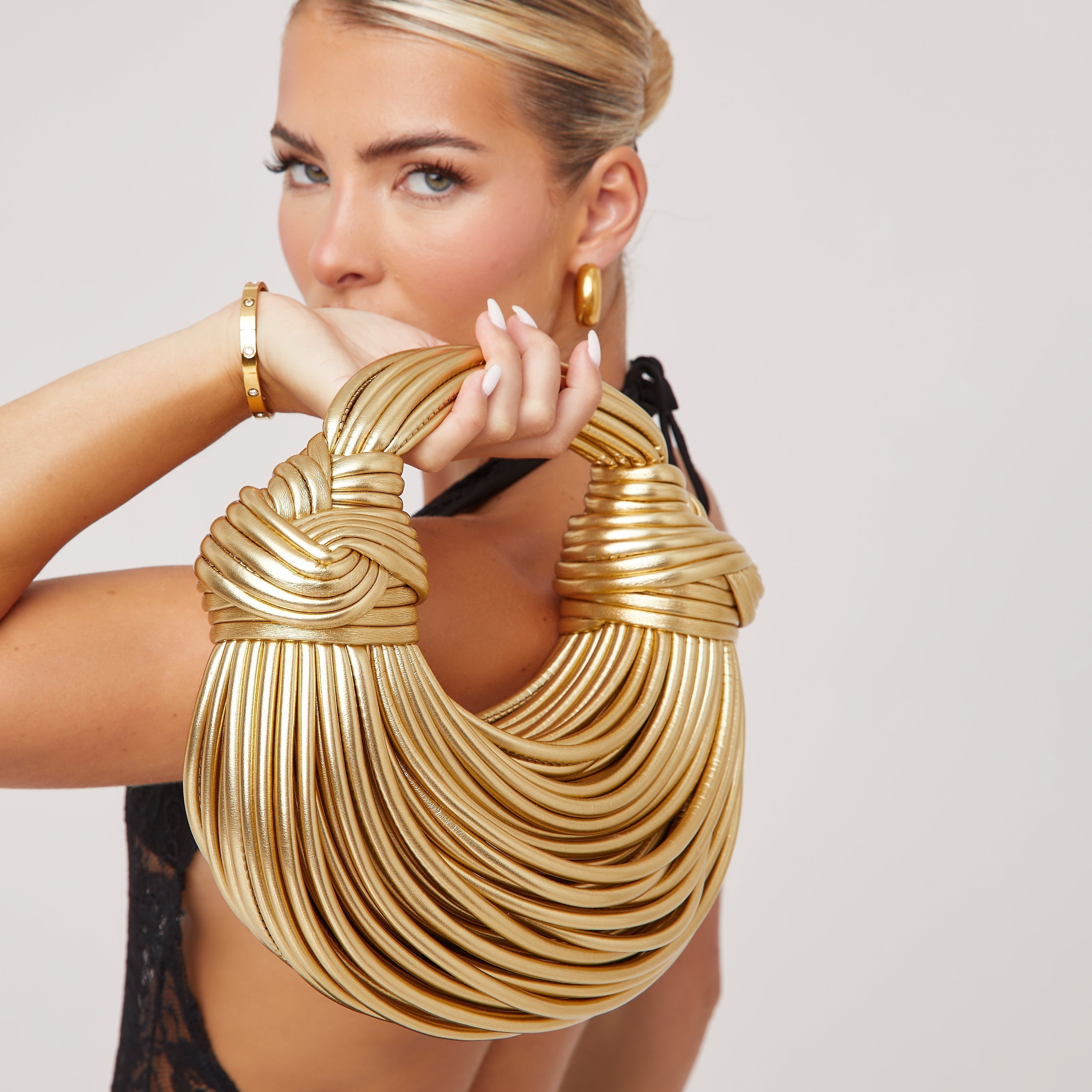 Artystyczna Torebka Damska z Rzeźbionym Uchwytem – Luksusowy Design