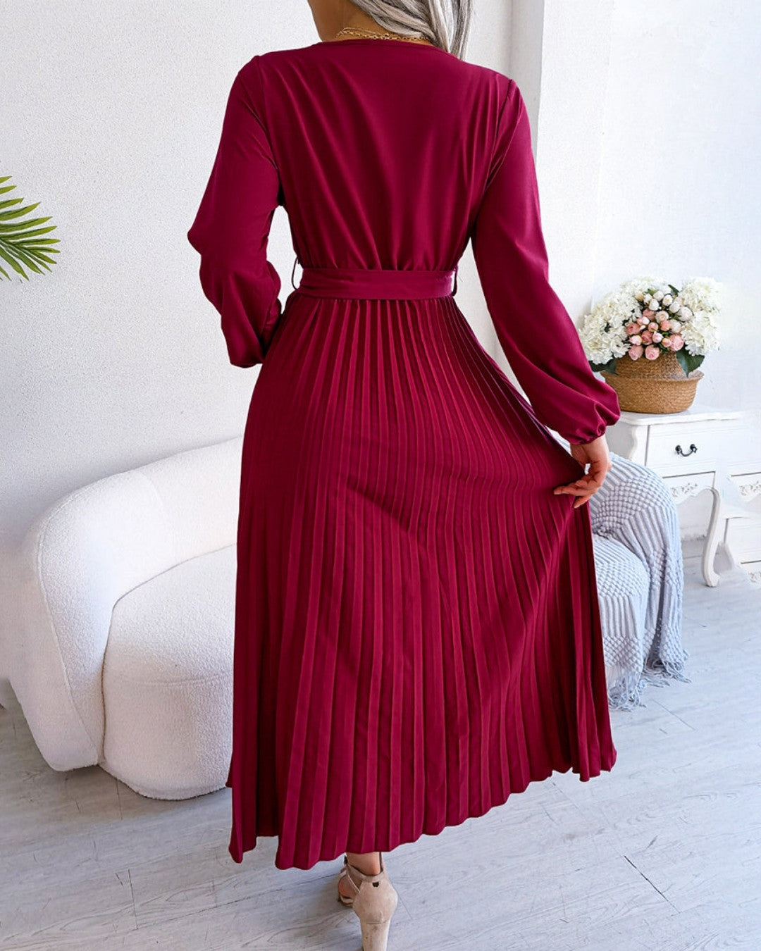 Plisowana Sukienka Midi z Kopertowym Dekoltem – Elegancka i Zwiewna