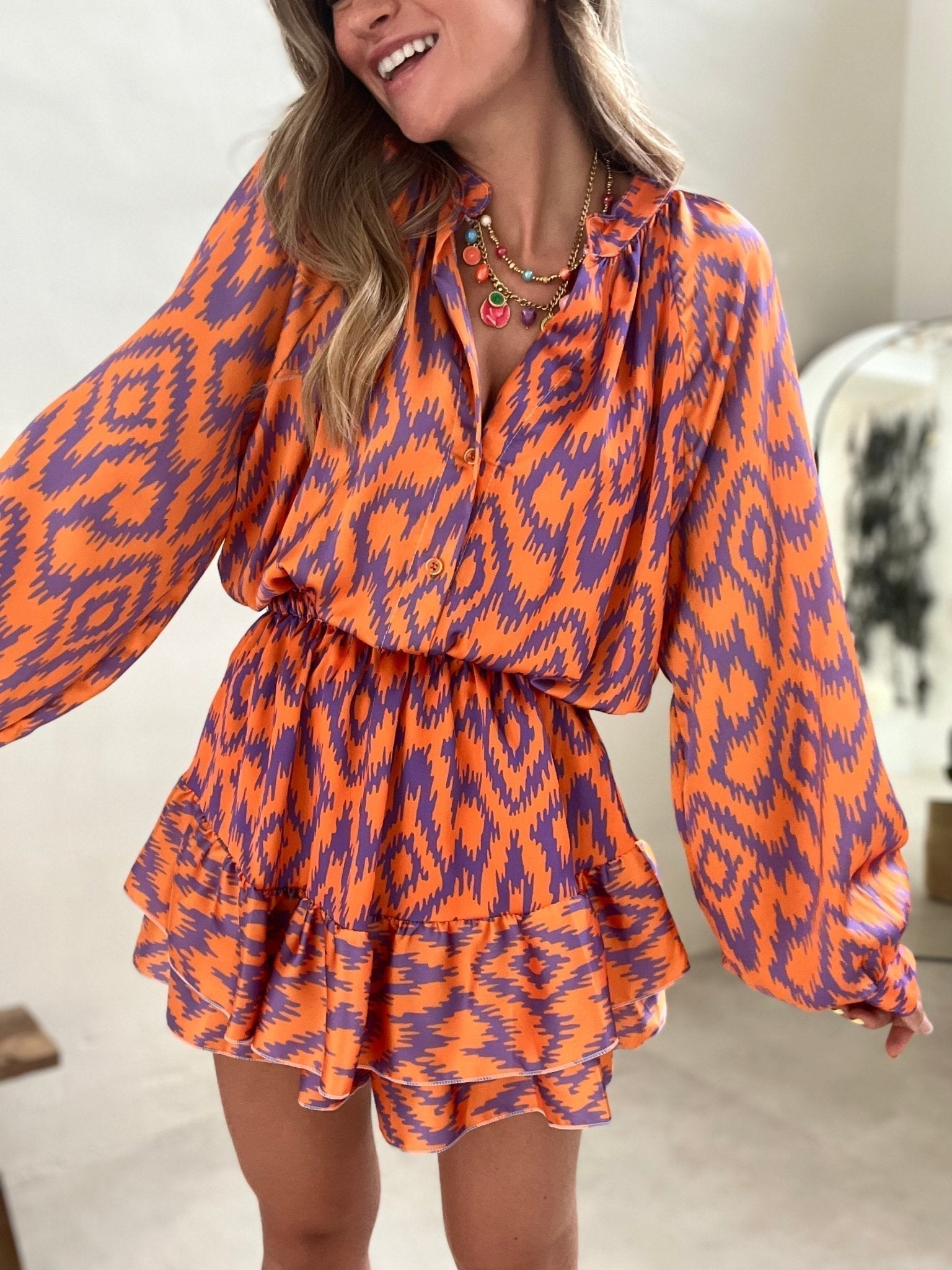 Chloé | Elegancka Mini Sukienka z Satynowym Wykończeniem