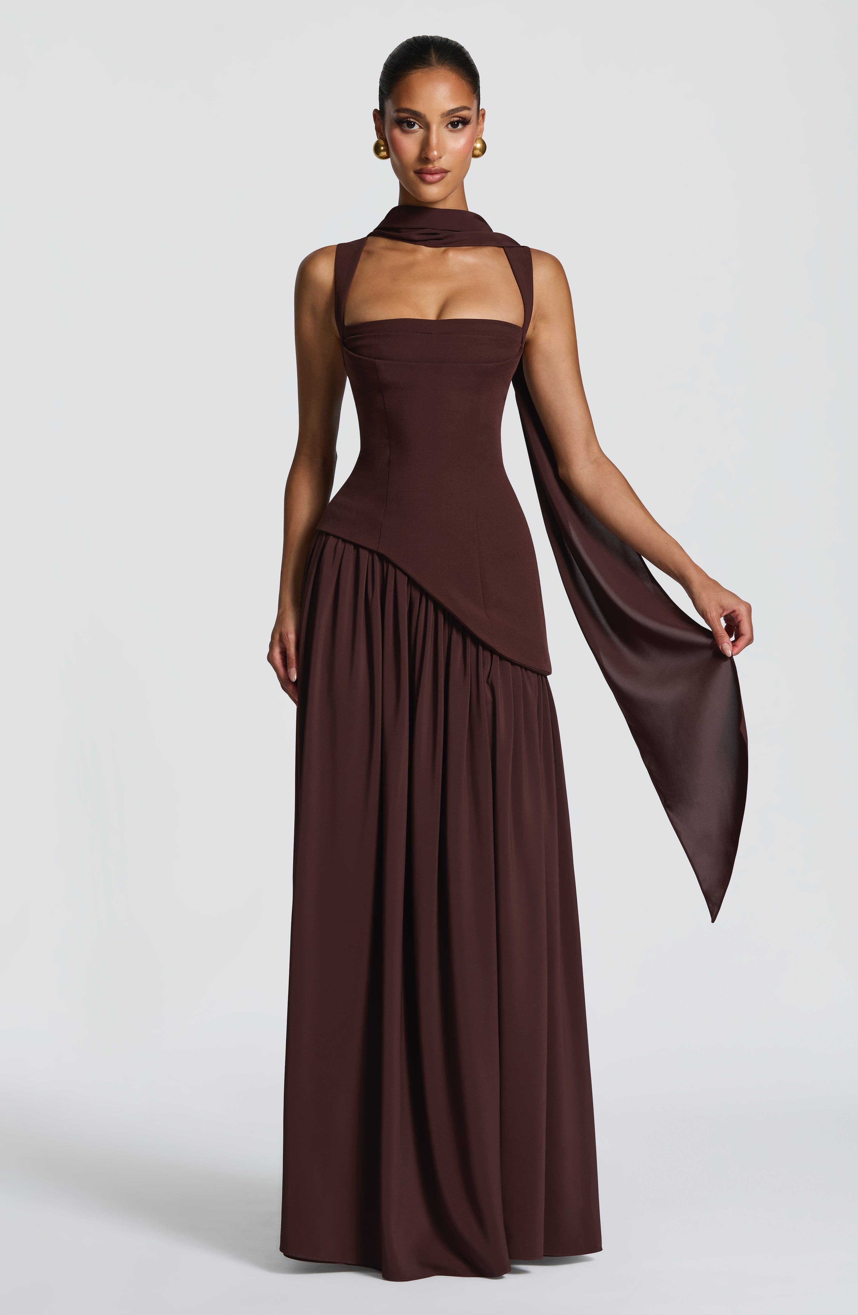 Elegancka Sukienka Maxi z Wysokim Rozcięciem i Dekoltem Halter