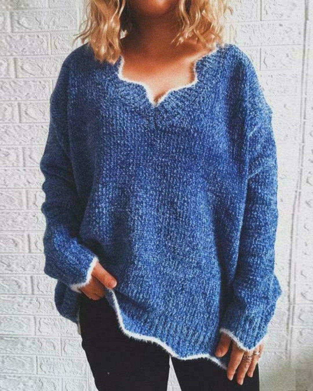 Luźny Sweter Damski z Dekoltem w Serek