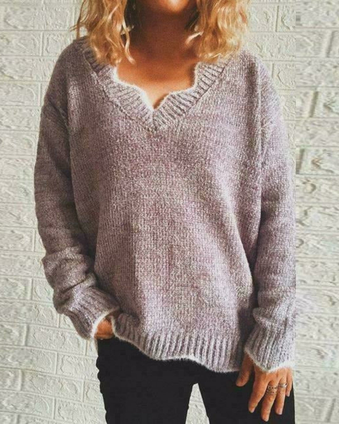 Luźny Sweter Damski z Dekoltem w Serek