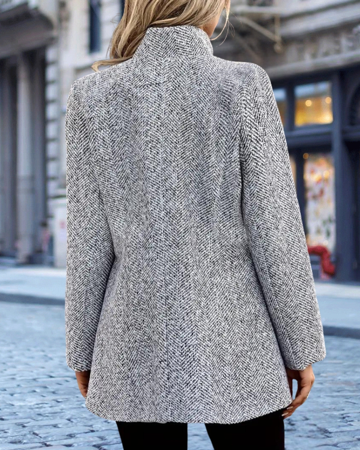 Elegancki Płaszcz z Wysokim Kołnierzem – Klasyczny i Stylowy