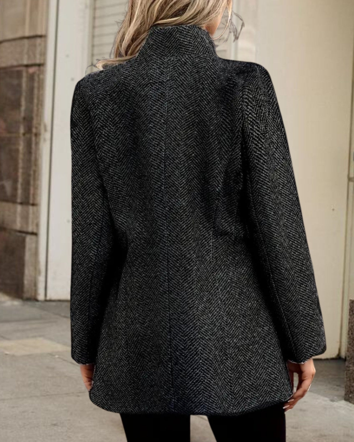 Elegancki Płaszcz z Wysokim Kołnierzem – Klasyczny i Stylowy