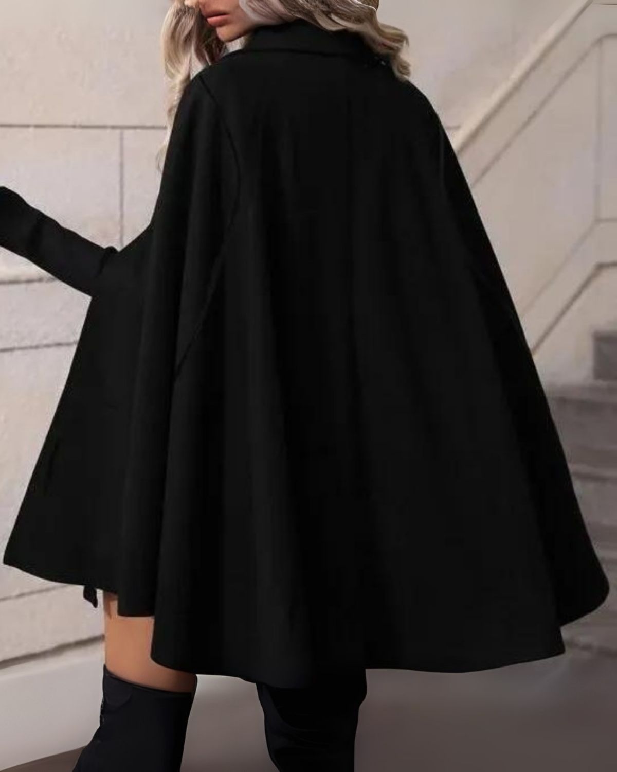 Rozkloszowany Płaszcz z Guzikami – Elegancki i Kobiecy