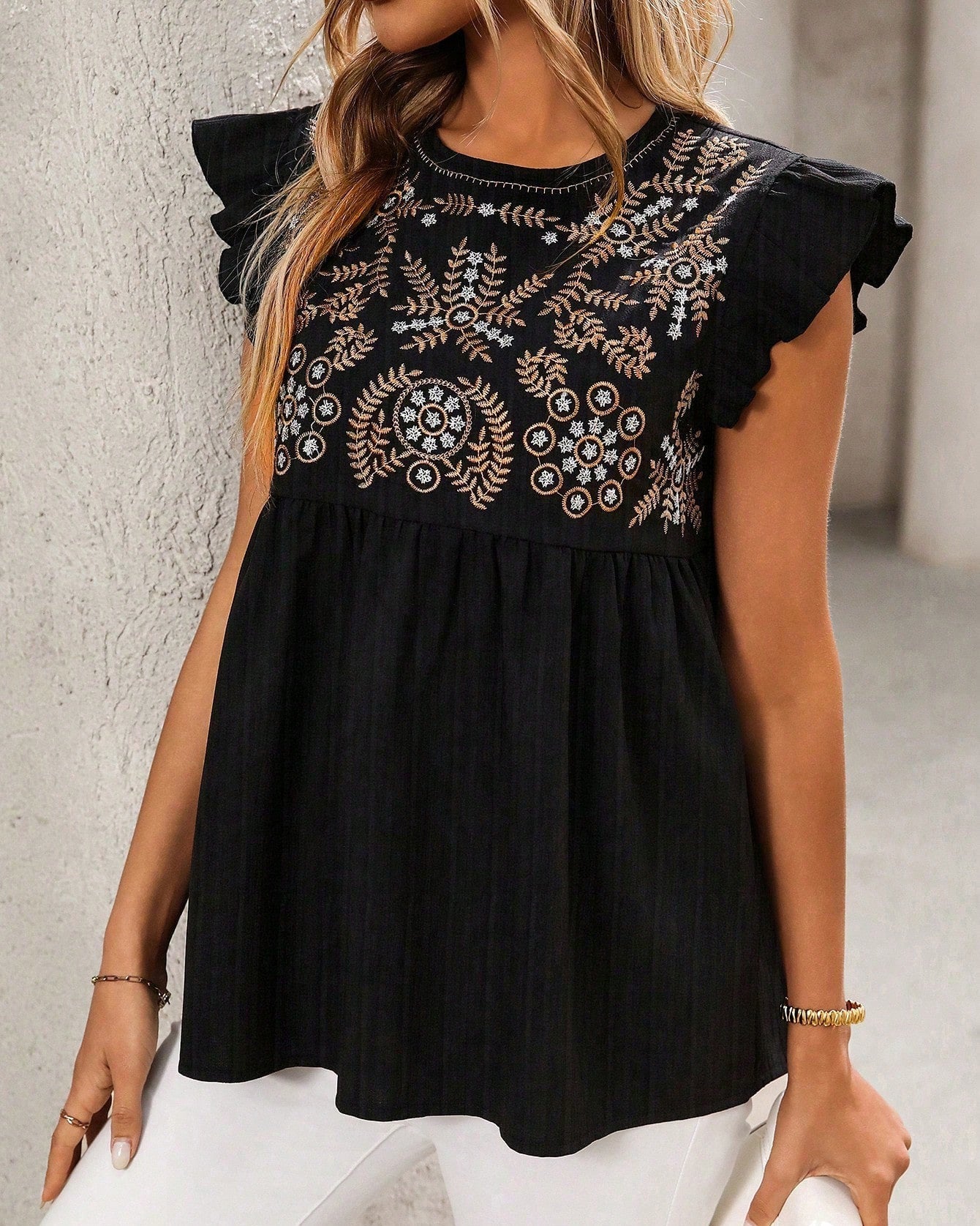 Elegancka bluzka damska z koronką i luźnym krojem