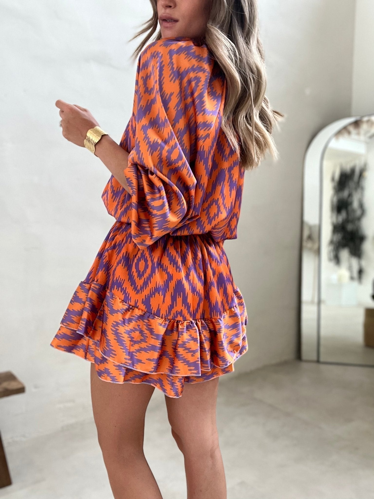 Chloé | Elegancka Mini Sukienka z Satynowym Wykończeniem